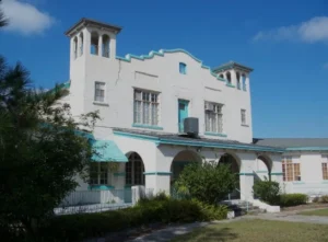 Image of the historic old hotel in Bowling Green, Florida.