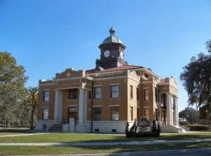 Image of the county courthouse in Inverness, Florida