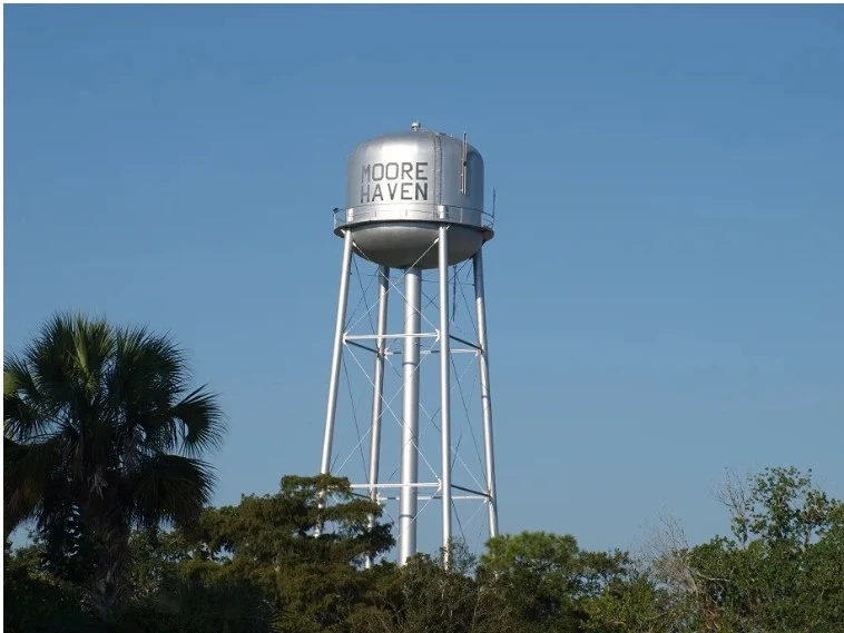 Image of the water tower located in Moore Haven, Florida